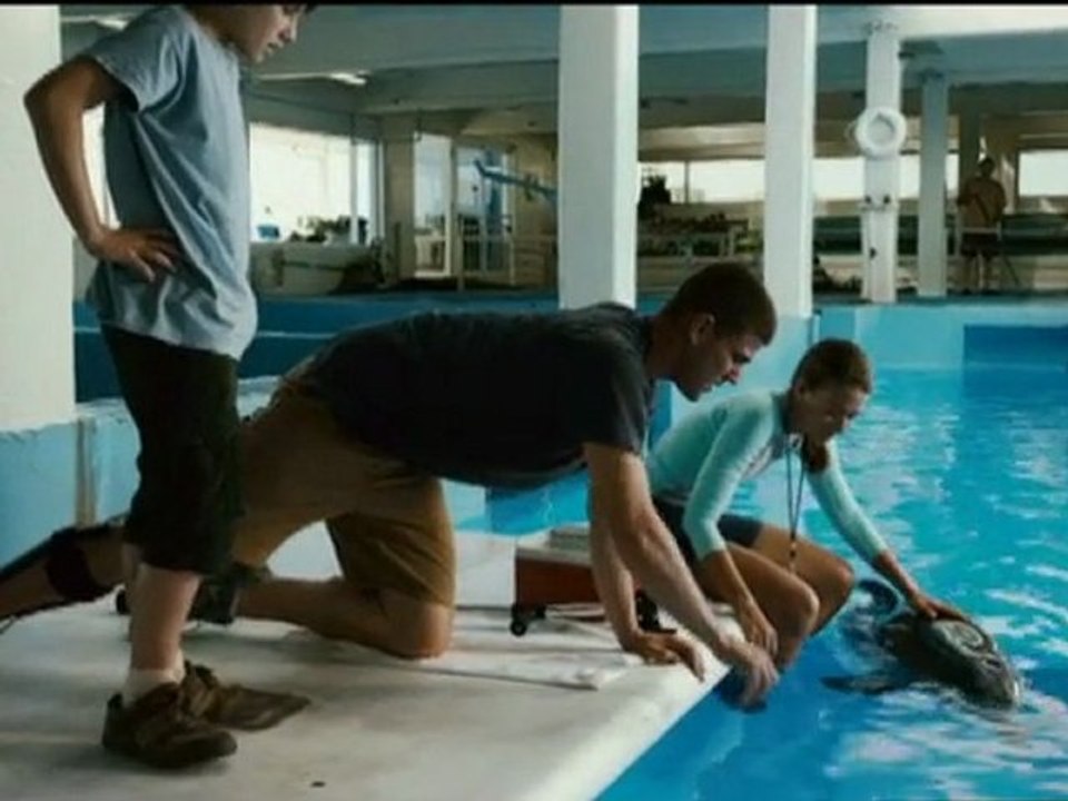 Dolphin Tale - Kyle Meets Winter