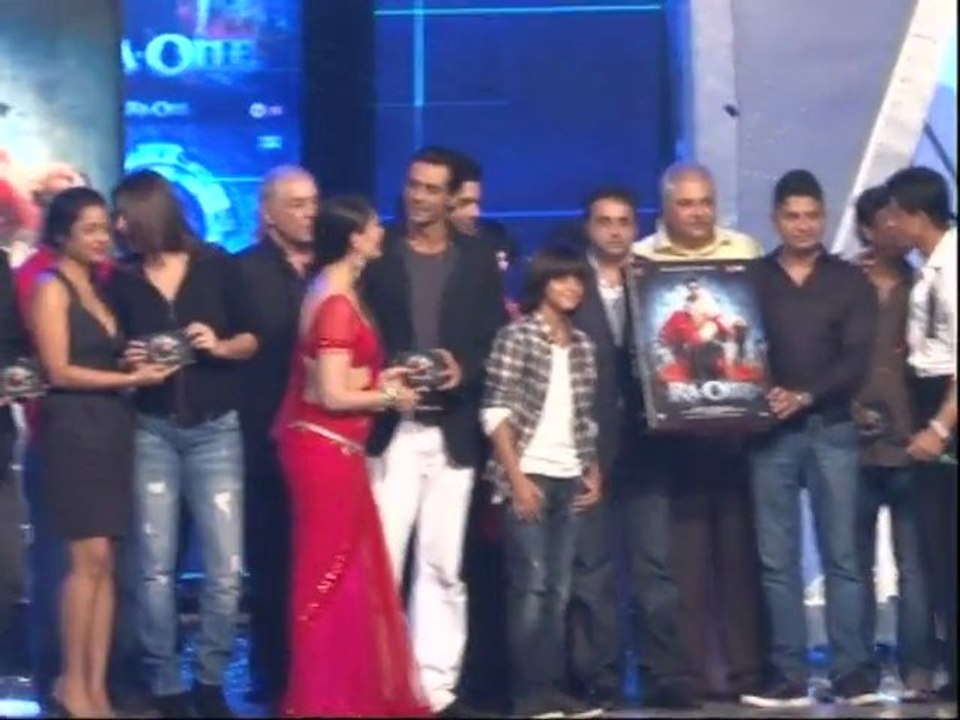 Kareena Kapoor Gets Sandwiched Between Shahrukh and Salman Khan - Latest Bollywood News