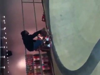 Lil Wayne fait du Skate chez Supreme à Los Angeles