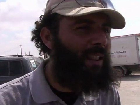 NTC fighters in Libya's Sirte clear roads for civilians