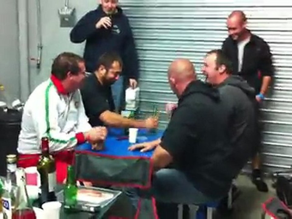 4 colosses sur 1 table de camping !