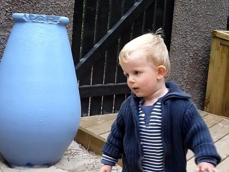 20110718 Romain joue à la balle Lacanau