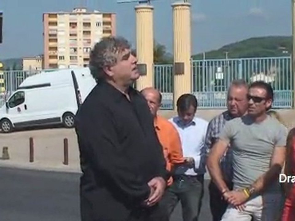 dépot de gerbes et hommage du chanteur basque Pampi LADUCHE