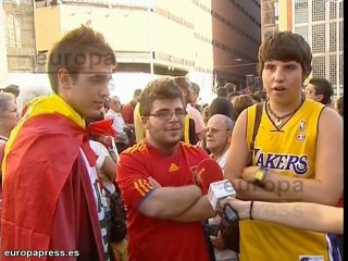 Los aficionados reciben a los campeones del Eurobasket