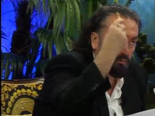 Başörtüsü suni bir yasak. Eğer Müslümanlığın yayılmamasını istiyorlarsa, o kalpte, akılla olan birşey. Müslümanlık engellenecek bir şey değil.