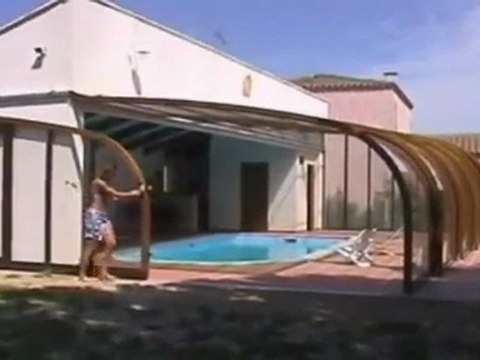 Un abri de piscine mural par sun abris