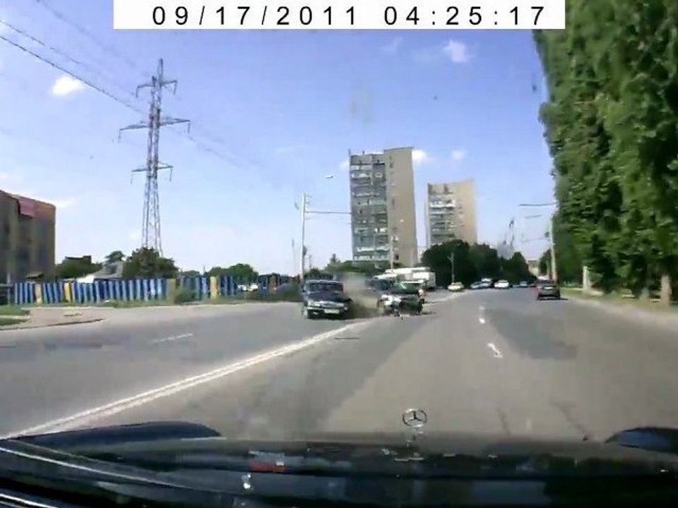 Dumm Autounfall Dumb Frau Lenk-und rücksichtslosen Fahrern