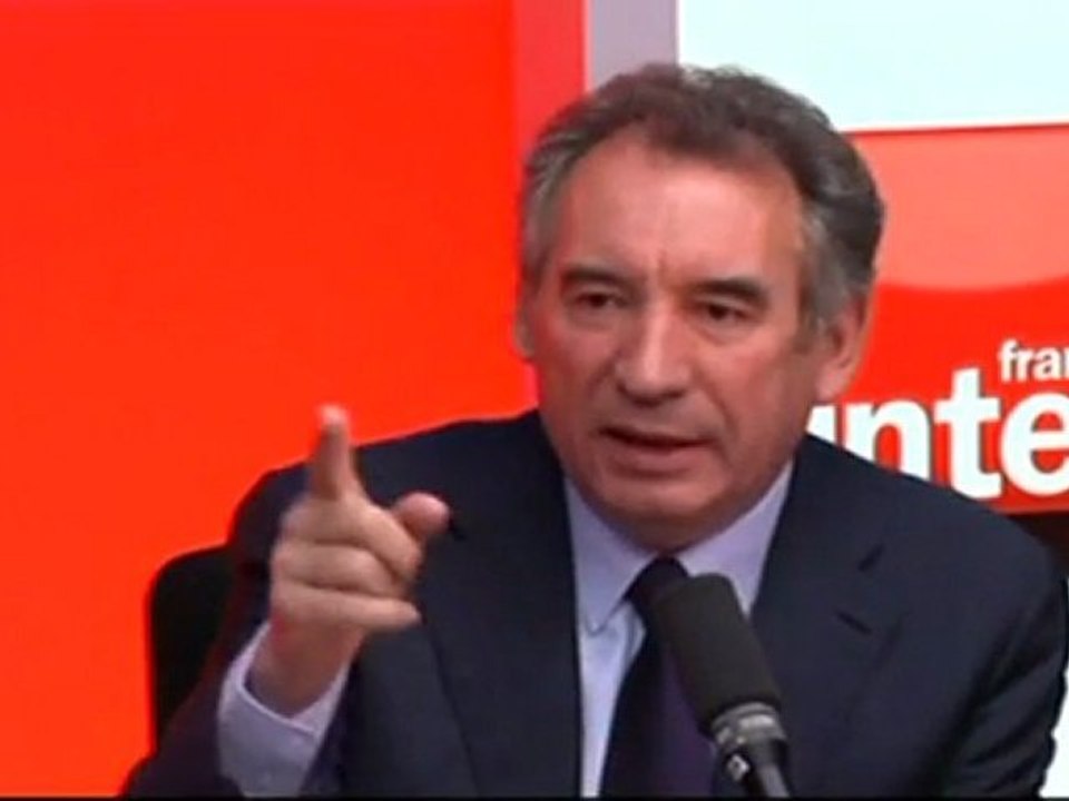 François Bayrou refuse "l'argent des porteurs de valises"