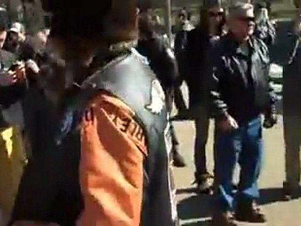 Harcelé dans sa prière, un musulman demeure imperturbable islam