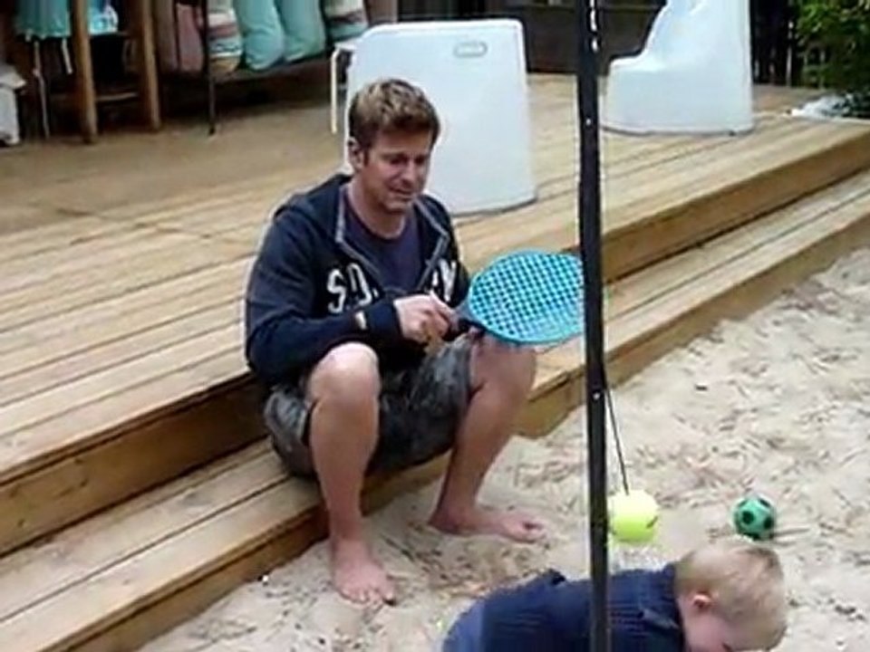 20110718 Romain joue au tennis Lacanau