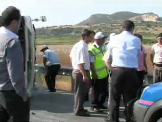 TUR MİDİBÜSÜ DEVRİLDİ 1 KİŞİ YAŞAMINI YİTİRDİ