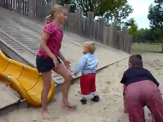 20110723 Clara et Romain toboggan Hourtin