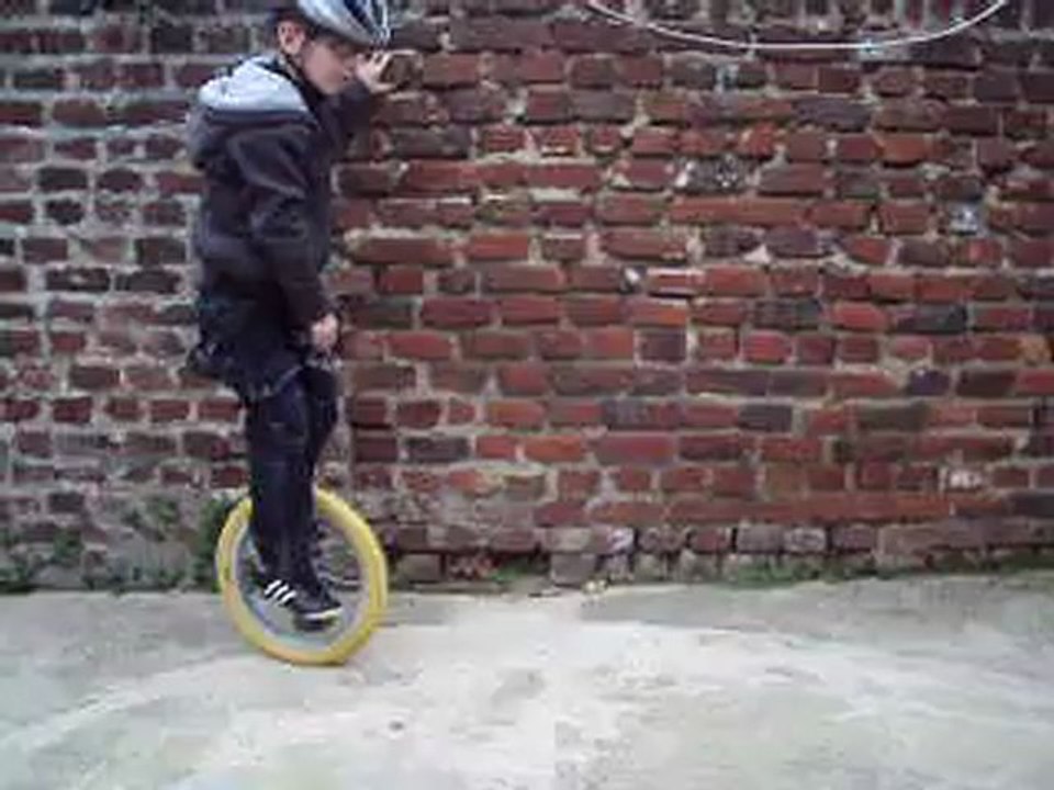 theo en monocycle