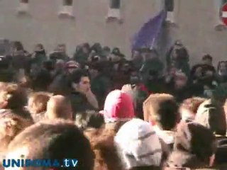 Fiducia al governo. Roma sconvolta dagli scontri