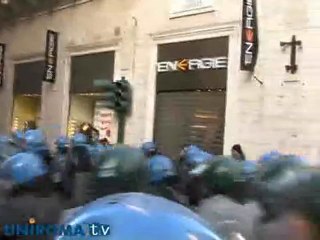 Fiducia a Berlusconi: a Roma è guerriglia