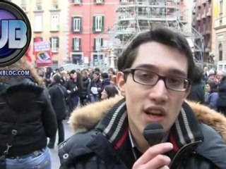 In piazza con pentole, mestoli e padelle. Il Popolo Viola urla "Berlusconi vai a casa"