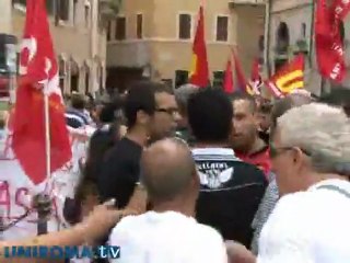 Striscione contro Napolitano: scontri alla Camera