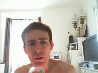 Wiwi égratigne "the show goes on"