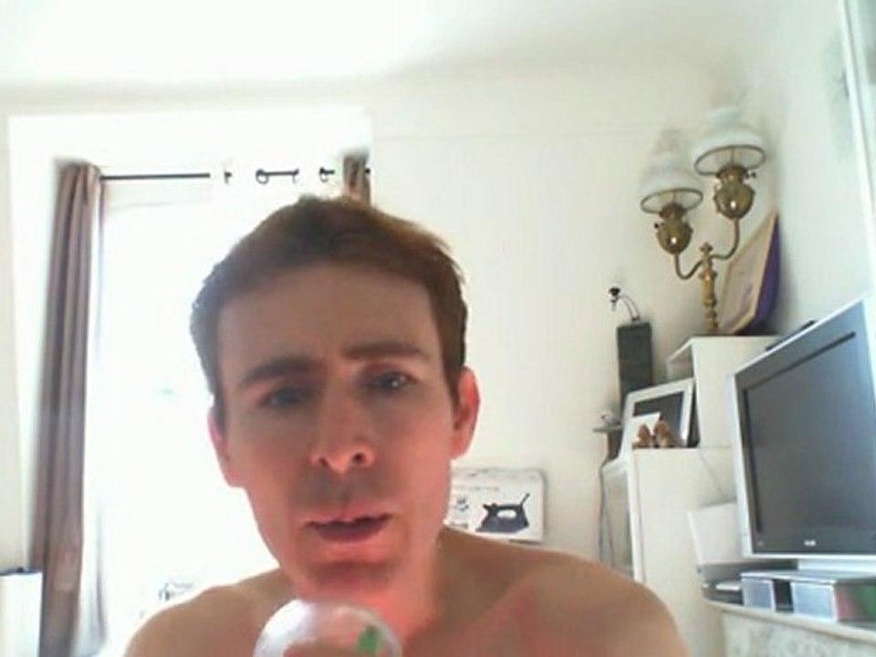 Wiwi égratigne "the show goes on"