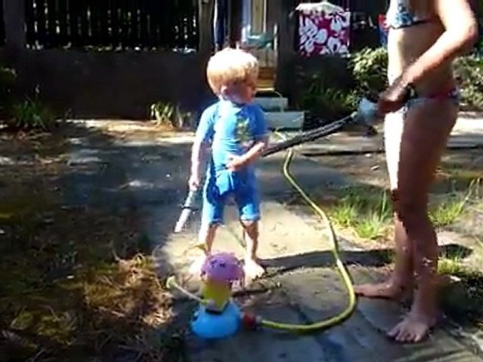 20110727 Bob l'eponge crache de l'eau Lacanau