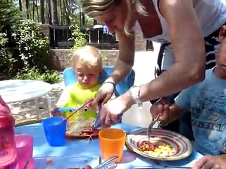 20110727 Romain mange tout seul Lacanau