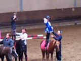 Eva se met debout sur son poney