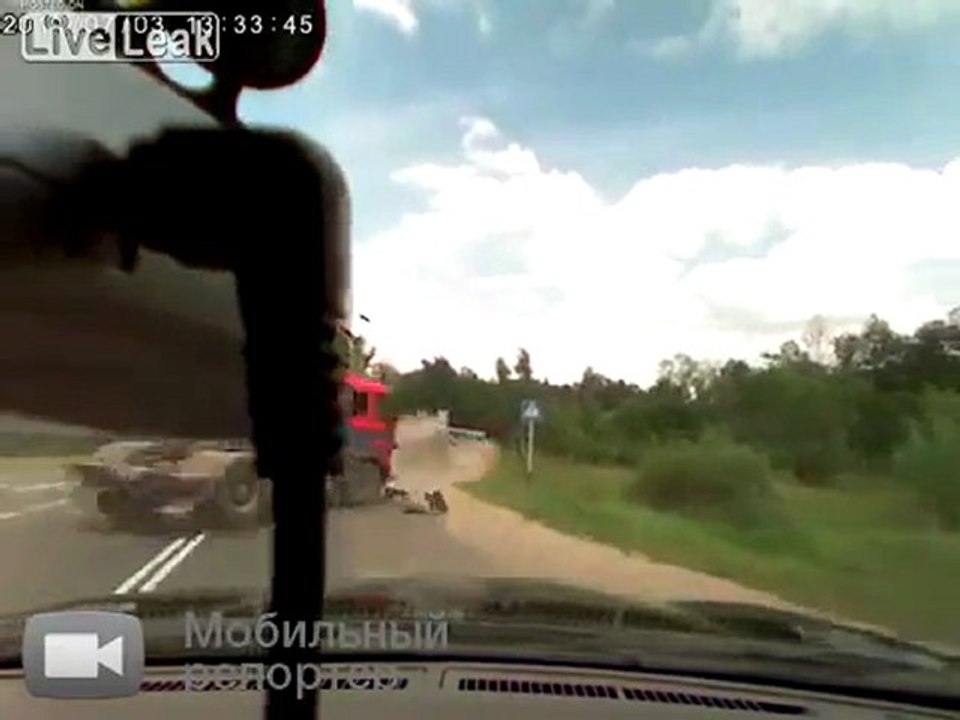 Frontalzusammenstoß der LKW-und PKW auf der Autobahn in Russland