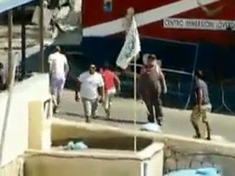 Tunisian migrants scuffle with Italian police