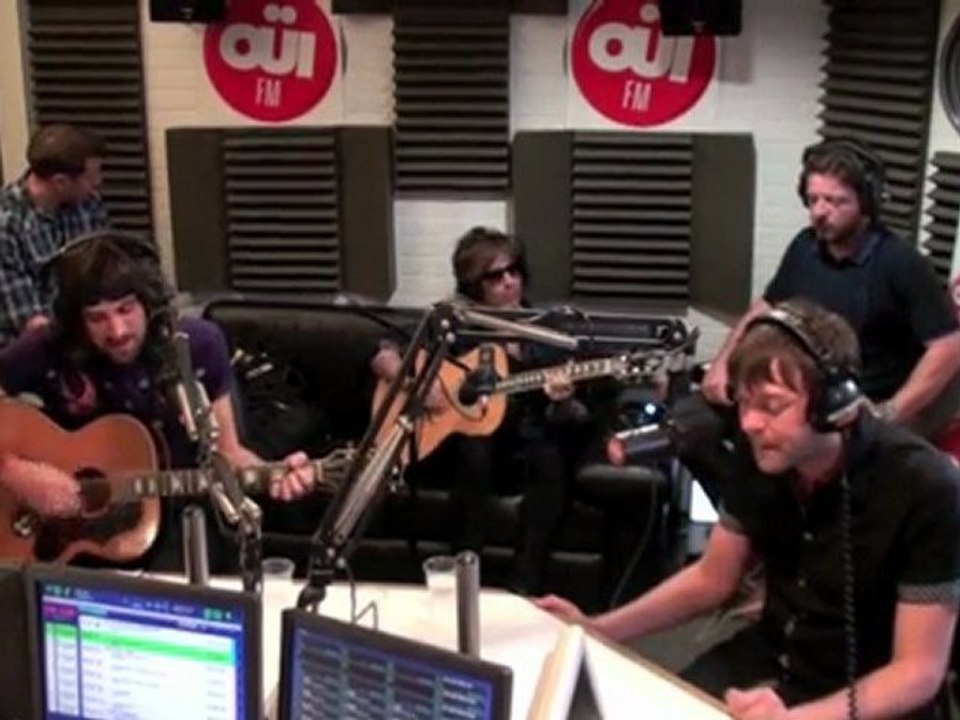Kasabian - The Beatles Cover - Session Acoustique OÜI FM
