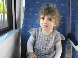 Julie prend le train pour la première fois