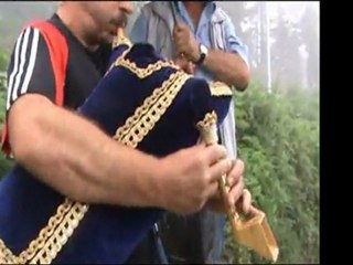 şemsiye altındaki tulumcu-www.kavrun.tr.gg