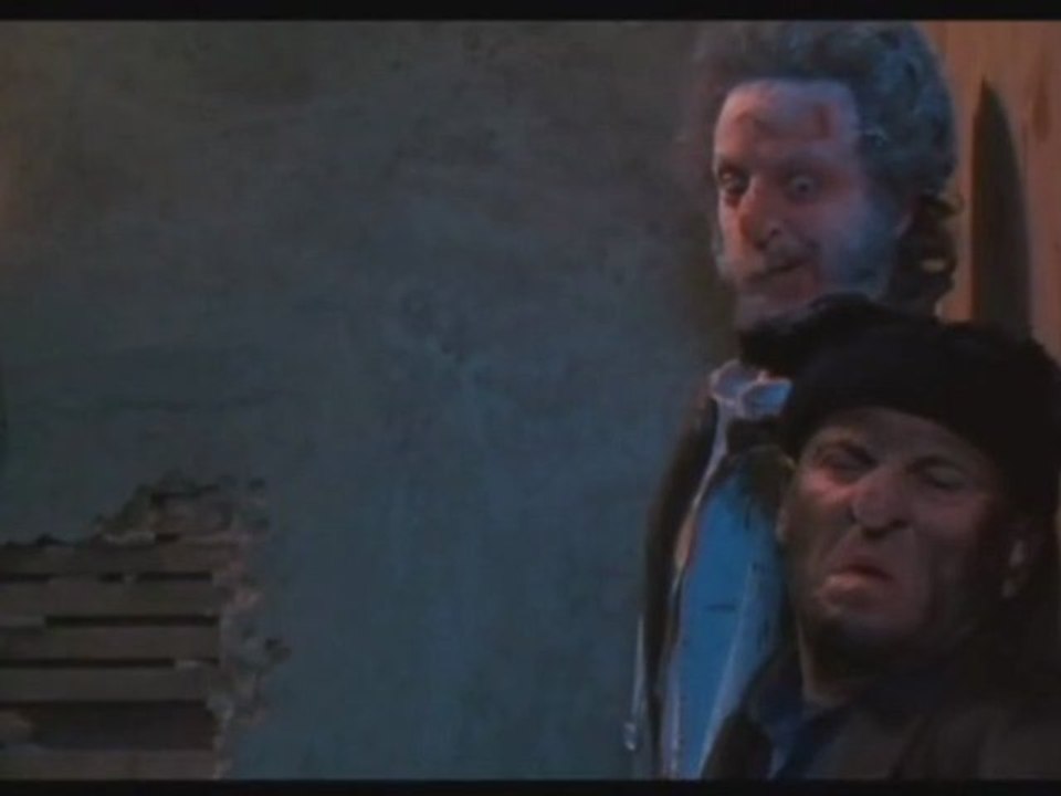 La scene de la chute de caisse a outil dans "Maman j'ai encore raté l'avion"