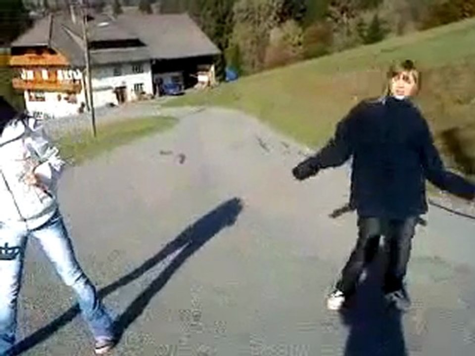 2 Girls tanzen auf Wandertour