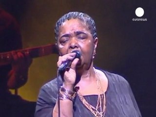 Çıplak ayaklı divadan sahnelere veda