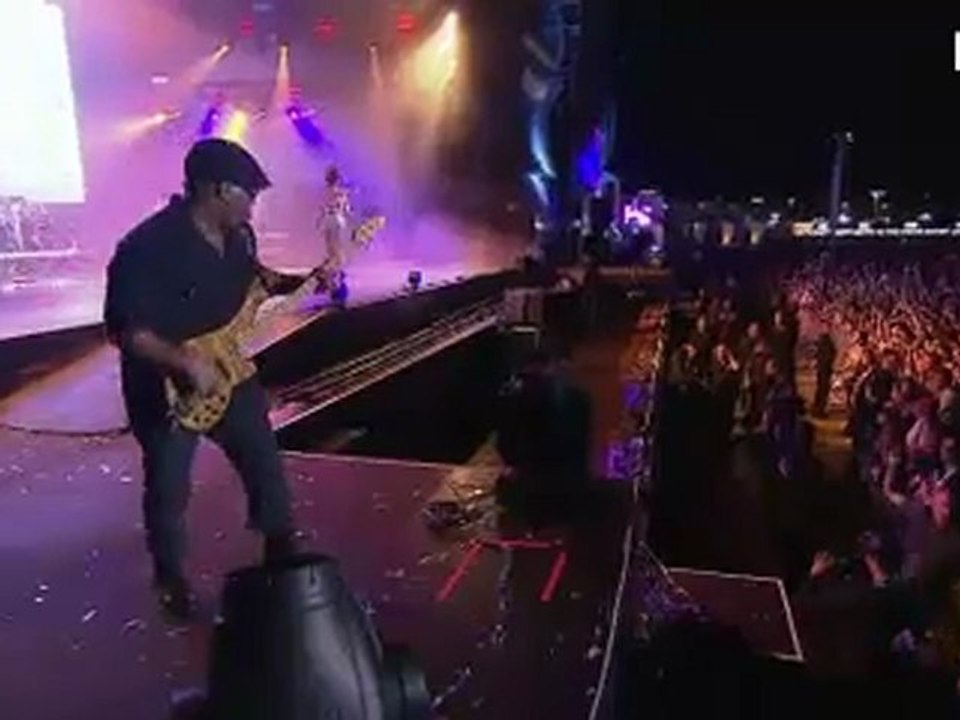 Rihanna-Diva.com // RIhanna singing "Live Your Life" at rock In Rio festival