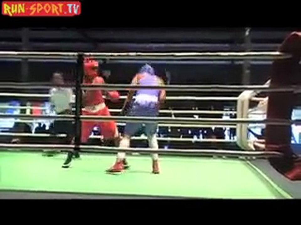 Patrick MENAGERE- coin bleu(Madagascar-Toamasina) bat Tony BEGUE- coin rouge (Réunion). Boxe anglaise