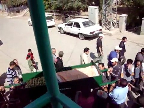 HACI HATİCE TEKEŞ ANNENİN CENAZE GÖRÜNTÜLERİ 2011/1