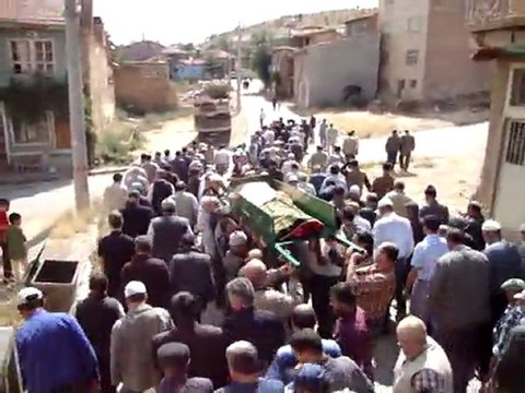 HACI HATİCE TEKEŞ ANNENİN CENAZE GÖRÜNTÜLERİ 2011/2