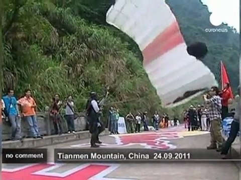 Un homme volant dans les montagnes chinoises - no comment