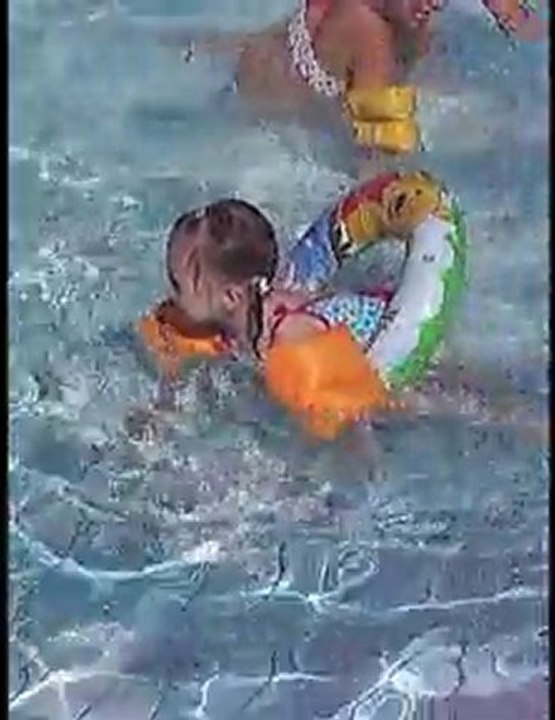 zoé à la piscine