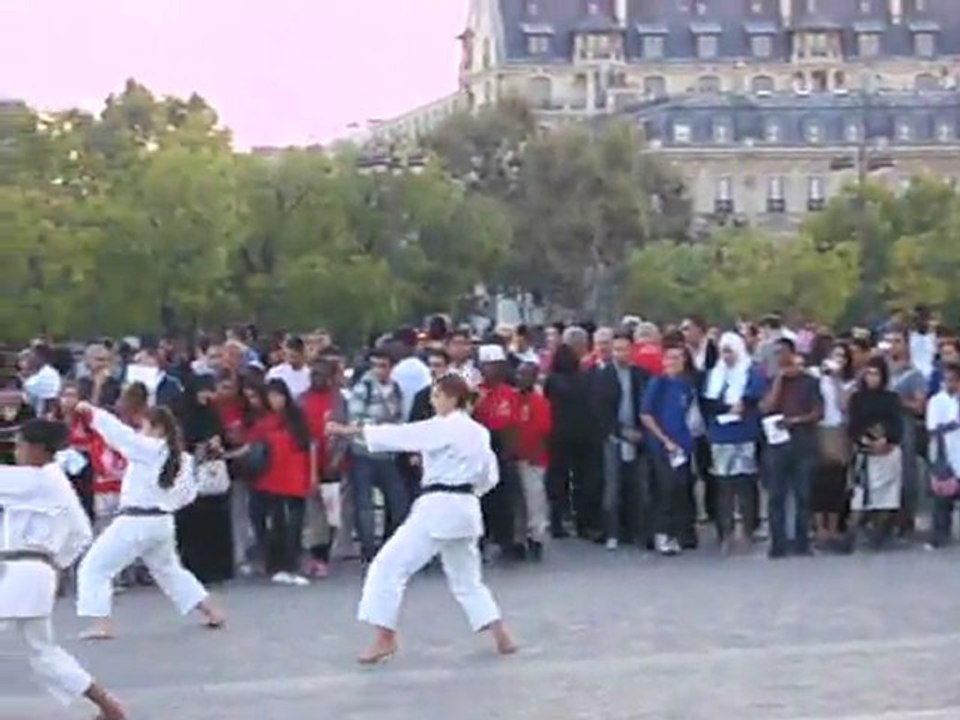 La danse des Karatékates sur le parvis de l'Arc de Triomphe