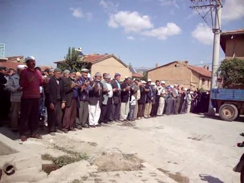 HACI HATİCE TEKEŞ ANNENİN CENAZE GÖRÜNTÜLERİ 2011/ 7