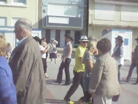 24.09.11 RECORD BATTU AVEC 476 DANSEURS ALIGNES SUR LA DIGUE DE WIMEREUX, danse d'ouverture