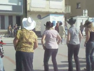 24.09.11 RECORD BATTU AVEC 478 DANSEURS ALIGNES SUR LA DIGUE DE WIMEREUX, Cut a rug
