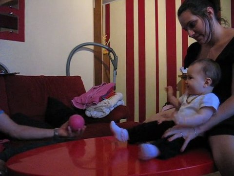nenette joue a la balle avec papa