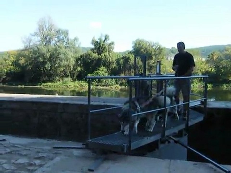 earl et dina passe sur une écluse