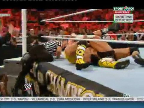 VIDEO! HAOS in WWE! Punk a reusit un salt NEBUN, 3 oameni s-au implicat ilegal in meci iar arbitrul si-a rupt o coasta! Vezi meciul si cine a castigat / Sursa: sport.ro si wfan.sport.ro