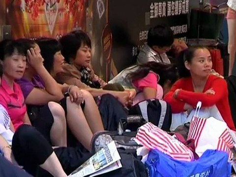 Typhoon sweeps pass Hong Kong