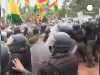 La policía boliviana reprime la marcha indígena hacia...