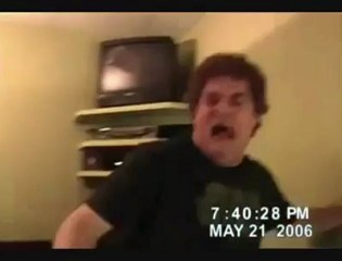 Pris de panique... Il explose son écran et se pisse dessus !